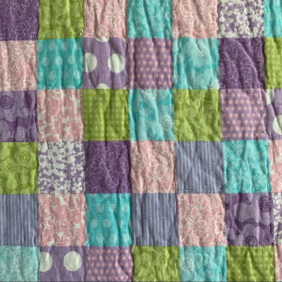 ❣️SOLD❣️Twin Patterned Quilt - Picture 4 of 11